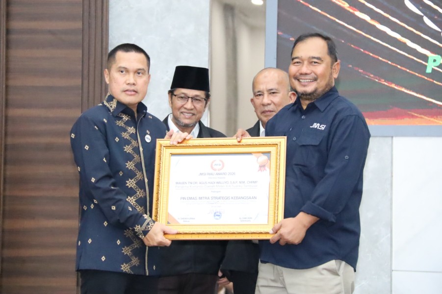 Hadiri HUT ke-6 JMSI dan HPN 2026, Pangdam XIX Tuanku Tambusai Terima Pin Emas Mitra Strategis Kebangsaan