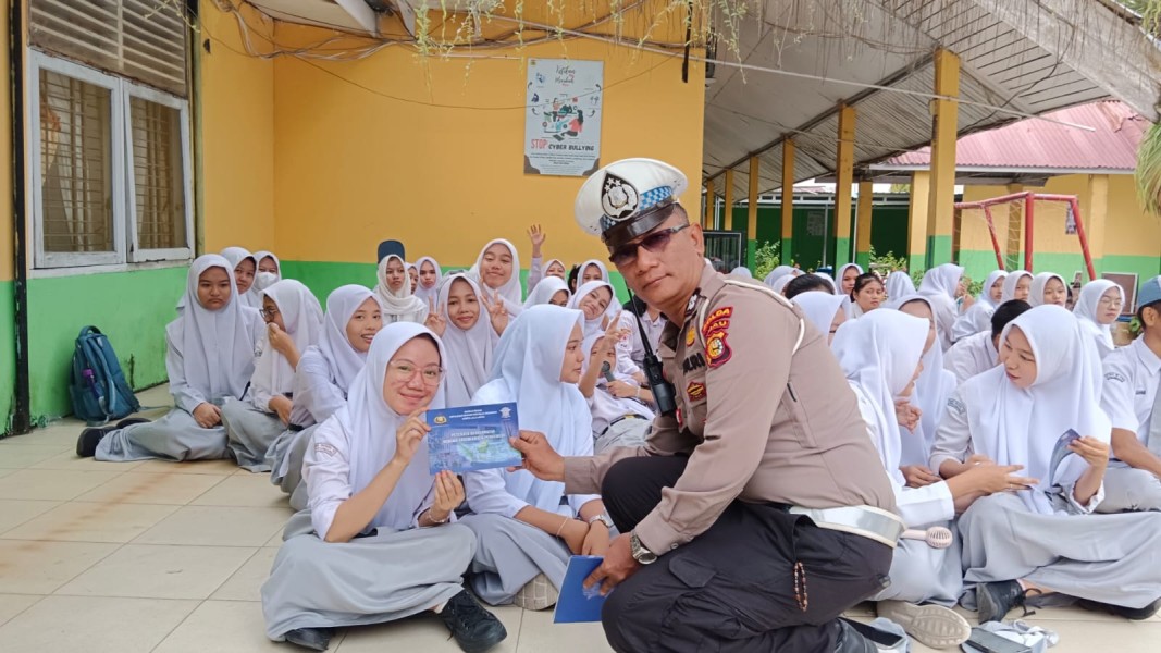 Ditlantas Polda Riau Gelar Police Goes to School di SMAN 12 Pekanbaru