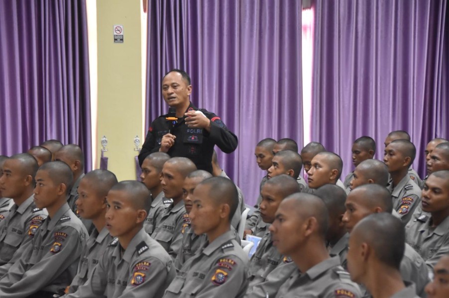 Dansat Brimob Riau Berikan Materi dan Motivasi Kepada Siswa Diktukba SPN Polda Riau 2025