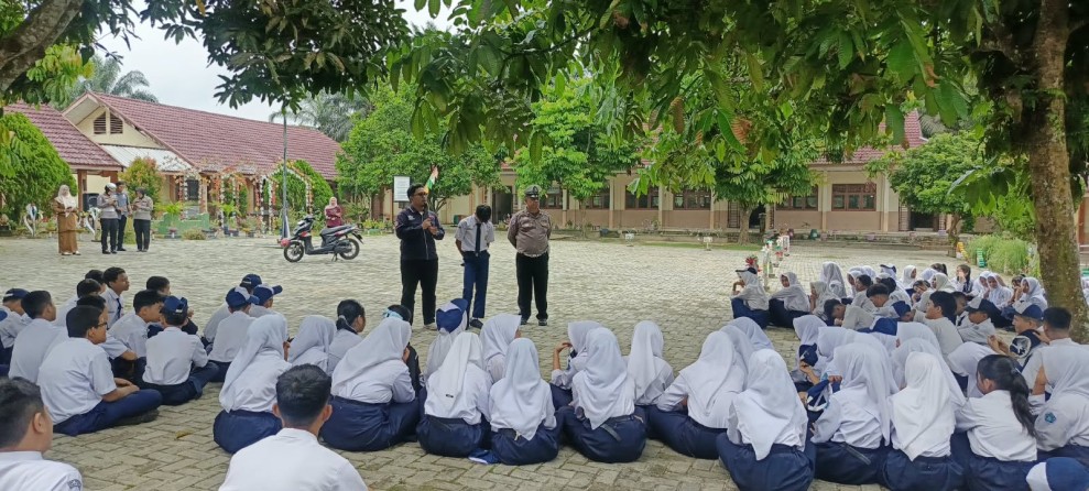 ANTISIPASI KEMACETAN PAGI, 5 PERSONEL POLSEK BANDAR SEI KIJANG KEMBALI GELAR STRONG POINT DI JALINTIM