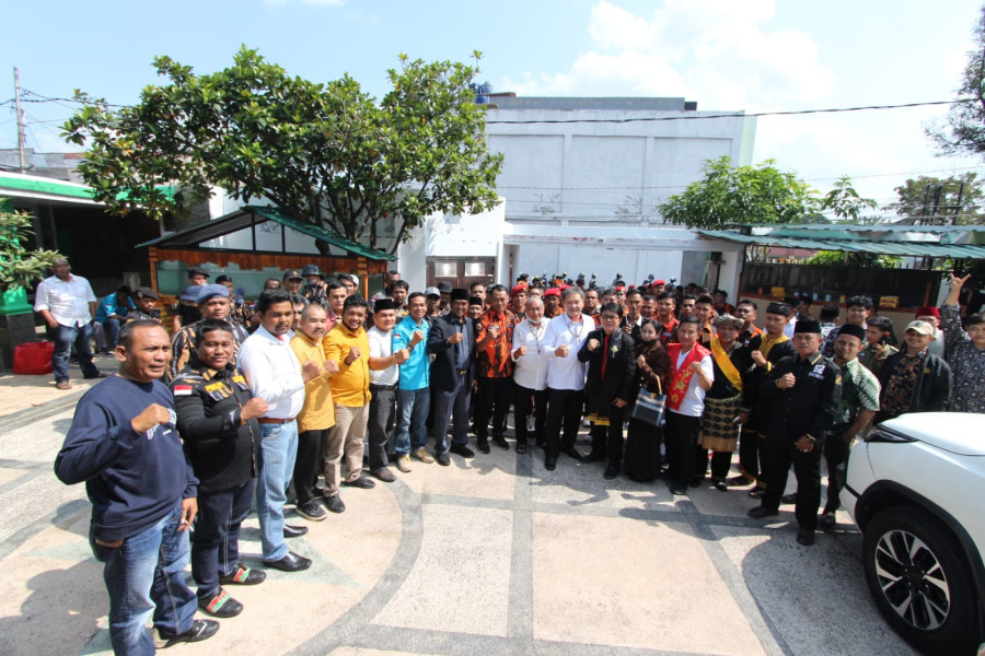 Ratusan Pendukung Hantarkan H. T. Rusli Ahmad Ke KPU Mendaftar Calon Anggota DPD RI