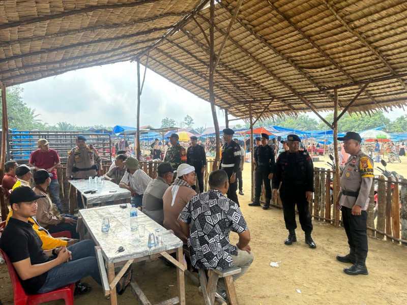 Jelang Pilkada 2024, Brimob Polda Riau Kunjungi Pasar Kamis Sampaikan Pesan Cooling System