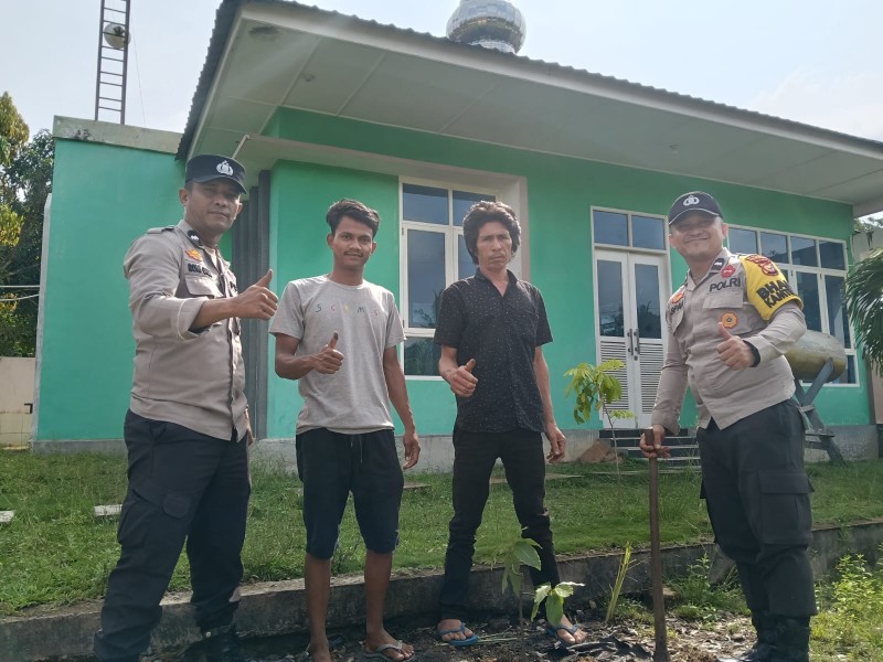 Polsek Bandar Sei Kijang Tanam Pohon Buah di Jl. Jalo Ambang, Dukung Program Green Policing Polres Pelalawan