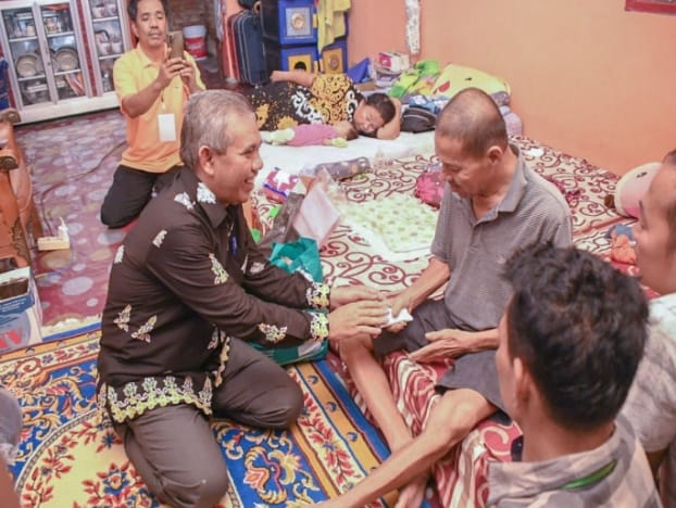 Pj Bupati Kampar Santuni Warga Kurang Mampu Dan Sakit Di Dusun Kampung Godang