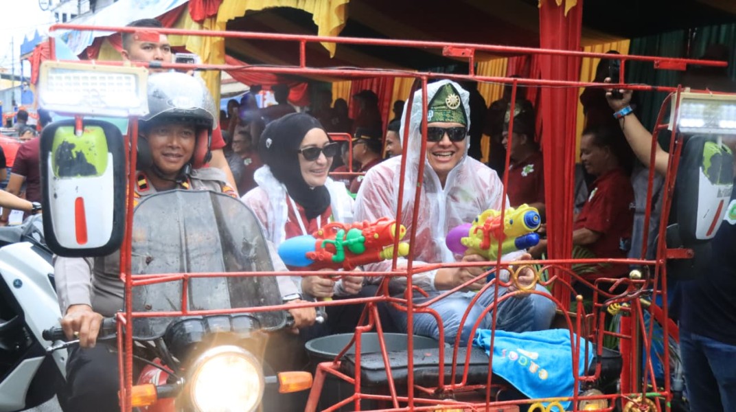 Meriahnya Festival 'Perang Air' di Riau: Merawat Tradisi, Jaga Persaudaraan