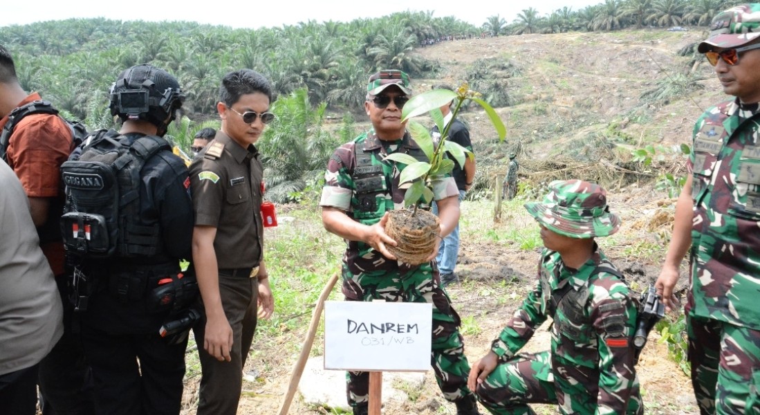 Musnahkan Sawit Ilegal di TN. Tesso Nilo , Danrem 031/WB Tegaskan Komitmen Lindungi Kawasan Konservasi