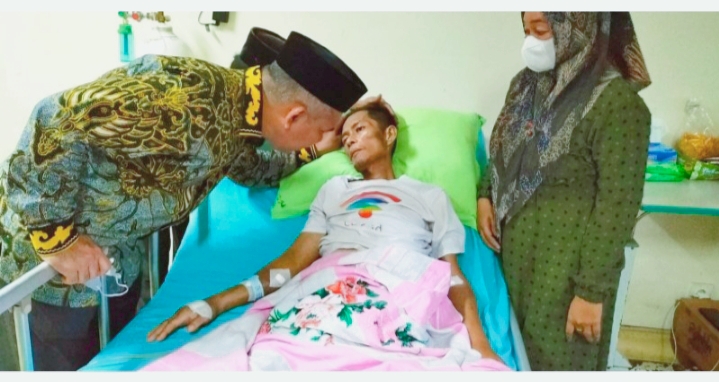 Wartawan Senior Kampar Menangis Dibezuk Pj Bupati Kampar di RSUD Arifin Ahmad