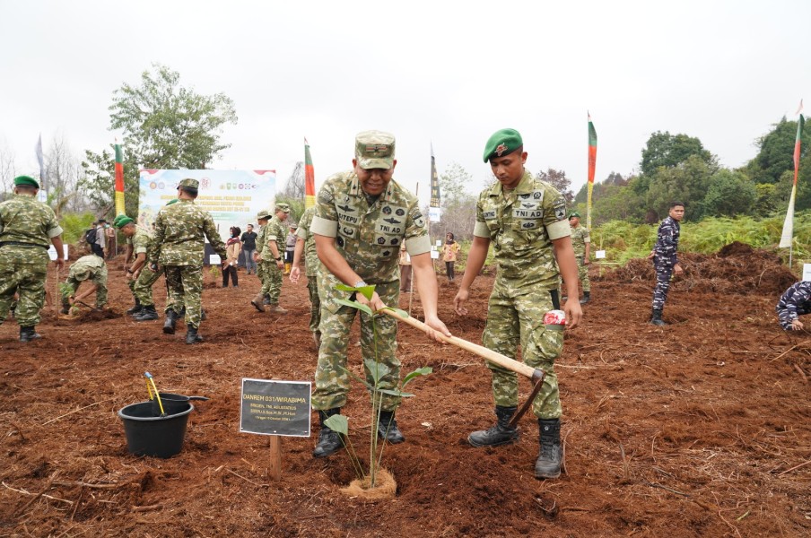 Sinergitas TNI, Polri, Pemprov Riau, dan Buruh dalam Gerakan Tanam Sejuta Pohon Menuju Indonesia Asri, Danrem 031/WB Dampingi Pangdam XIX/Tuanku Tambusai