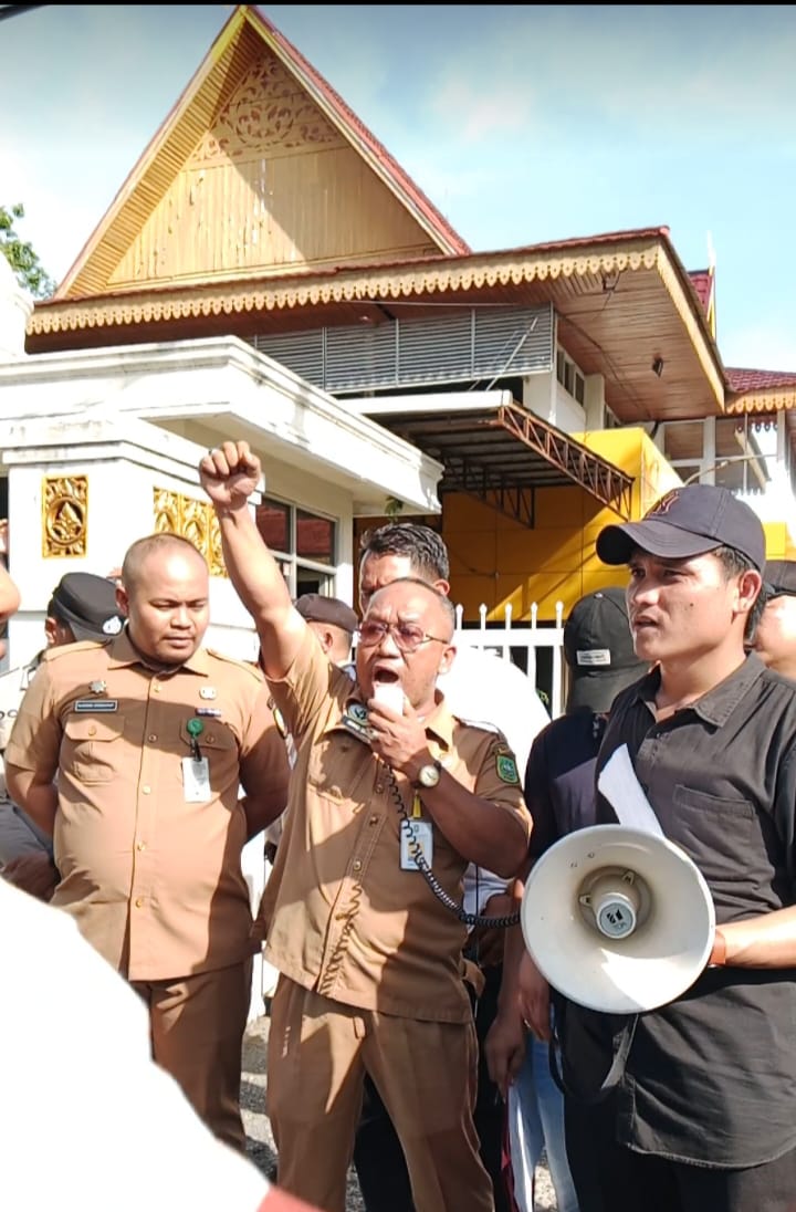 Ahmad Syifa : Dari Tukang Semir Sepatu Menjadi ASN yang Berdedikasi