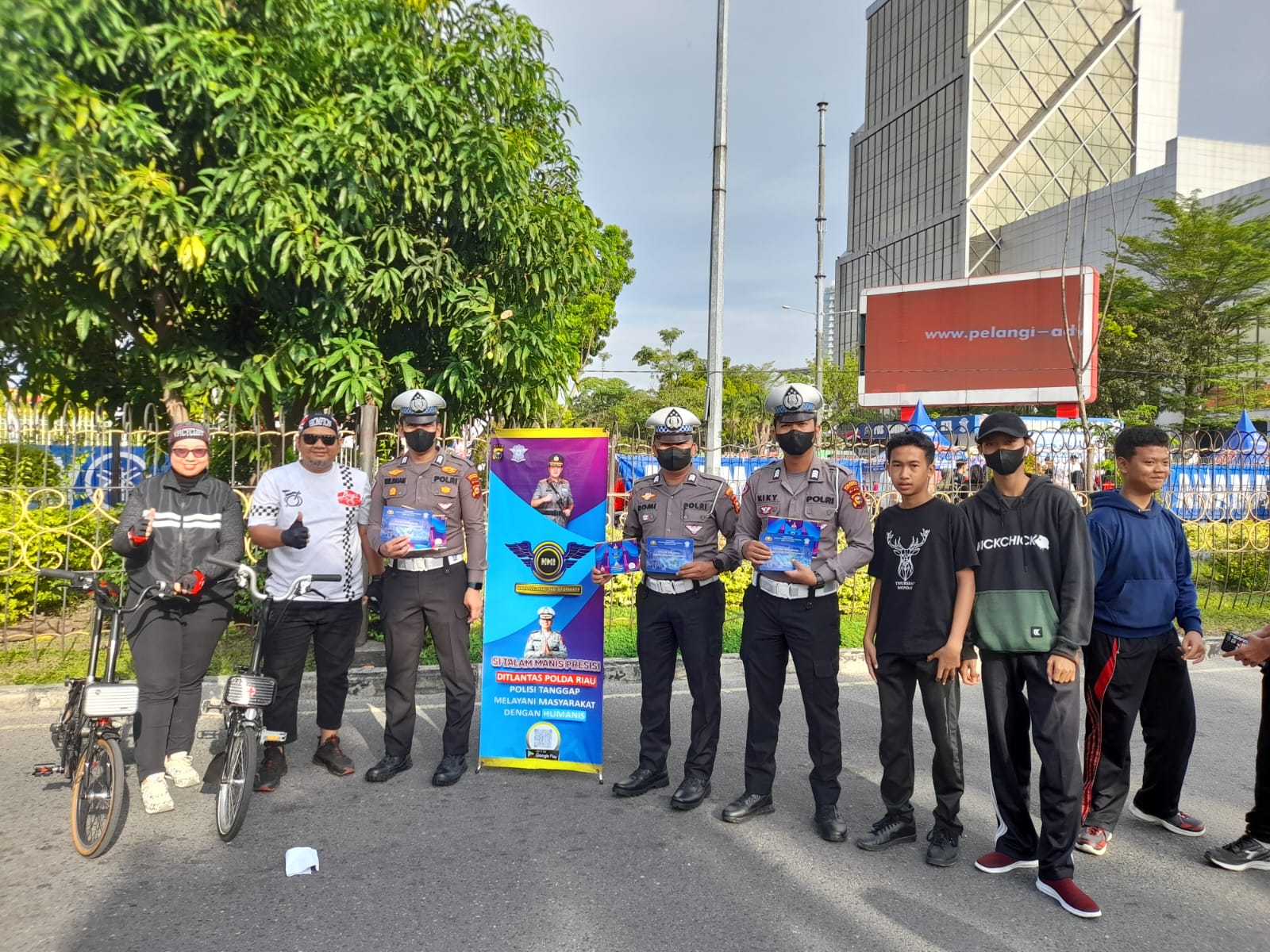 Satlantas Polresta Pekanbaru Sampaikan Pesan Keselamatan dan Sosialisasi Aplikasi Si Talam Manis Presisi di Area Car Free Day