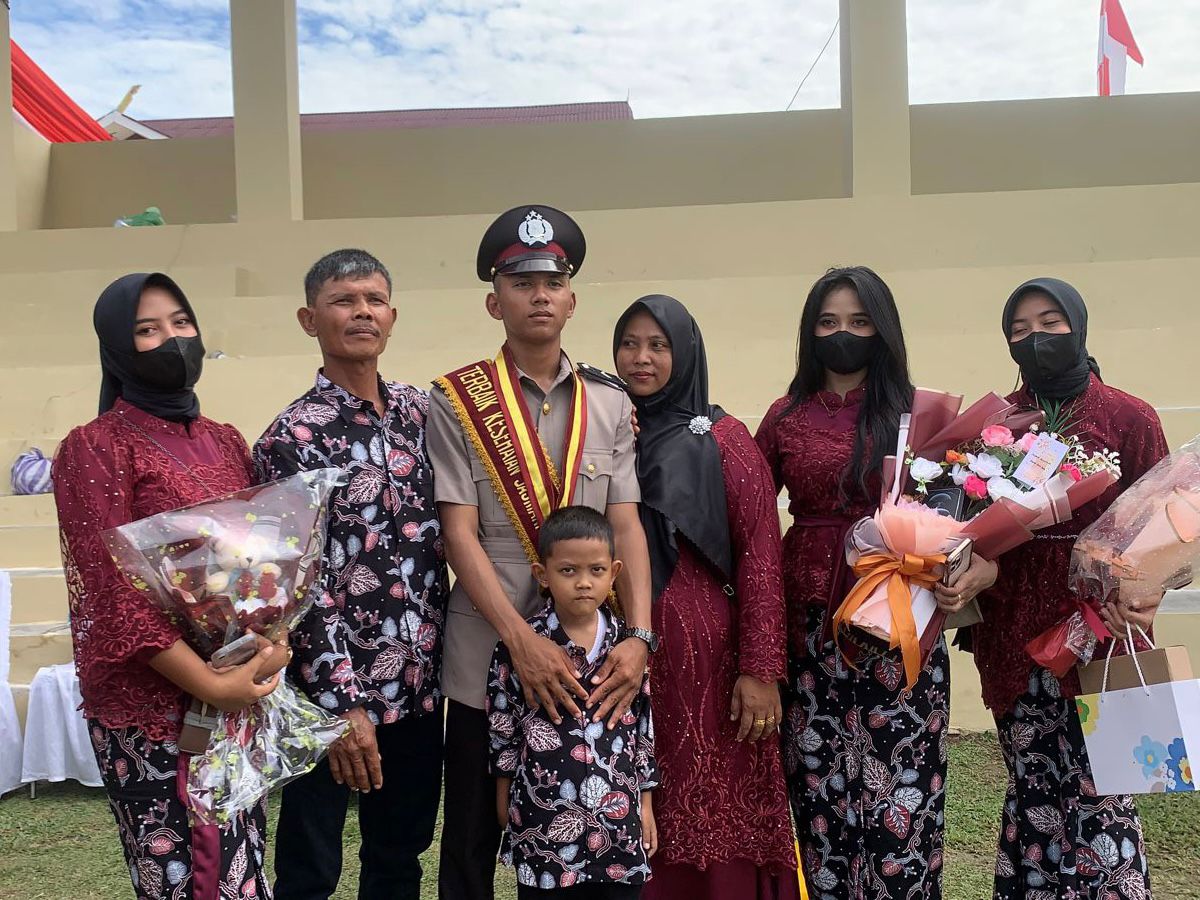 Anak Tukang Las Ini Raih Nilai Tertinggi, Disematkan Tanda Pangkat Bripdanya Oleh Kapolda