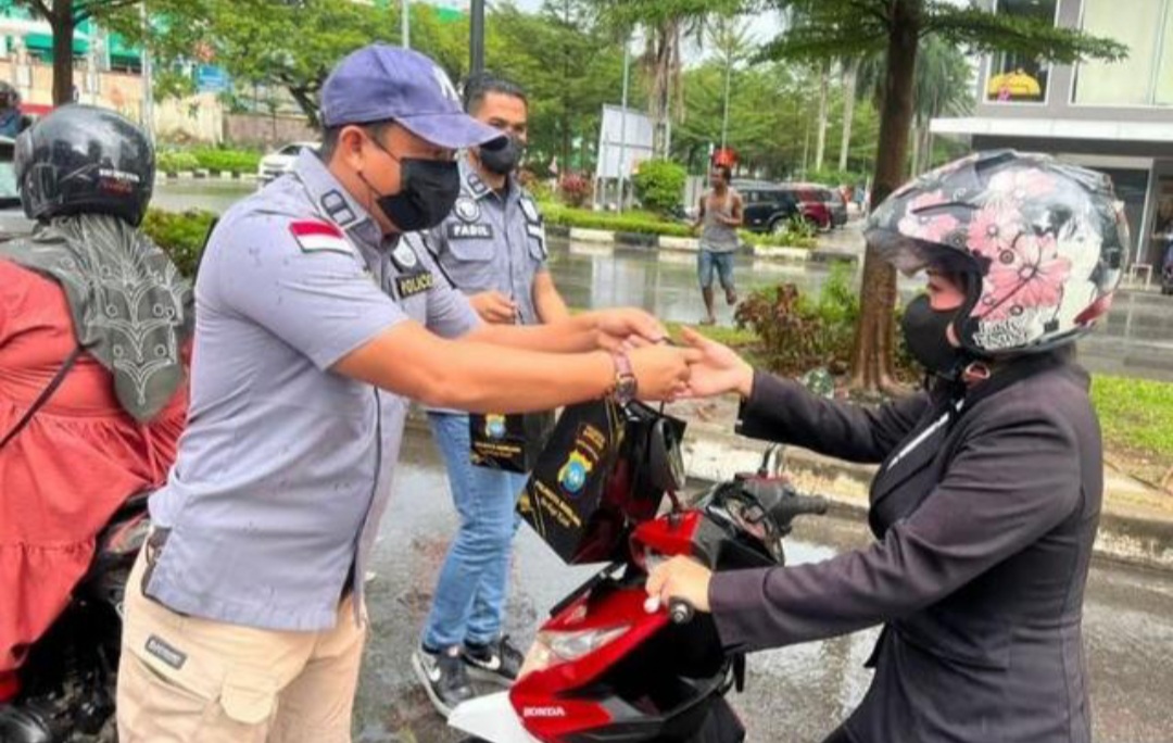 Satnarkoba Polresta Barelang Bagikan Takjil di Ramadhan ke - 16