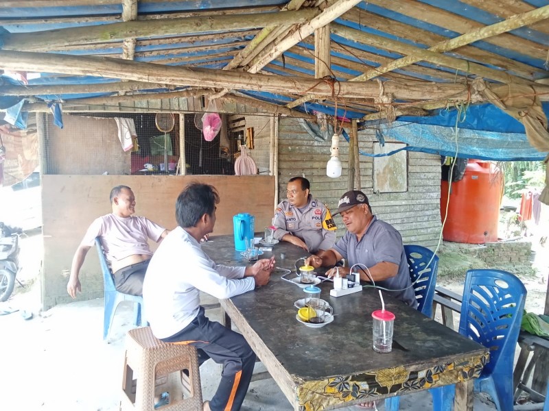 Bhabinkamtibmas Desa Simpang Beringin Laksanakan Sambang/DDS, Sampaikan Pesan Kamtibmas kepada Warga