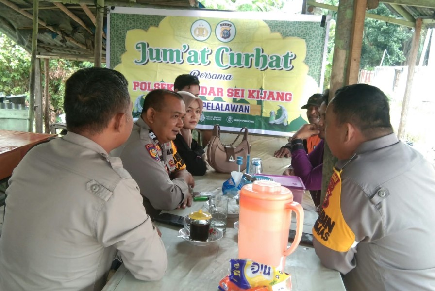 DENGARKAN KELUHAN WARGA, POLSEK BANDAR SEI KIJANG GELAR JUM'AT CURHAT DI WARUNG MBAK YUS KM 34