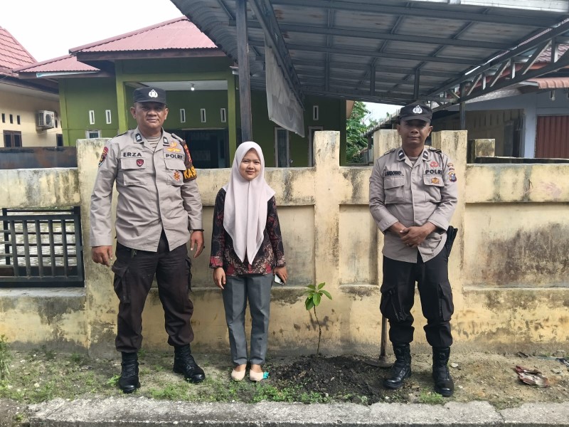 Polsek Bandar Sei Kijang Tanam Bibit Alpukat di Kantor BUMDes Muda Amanah