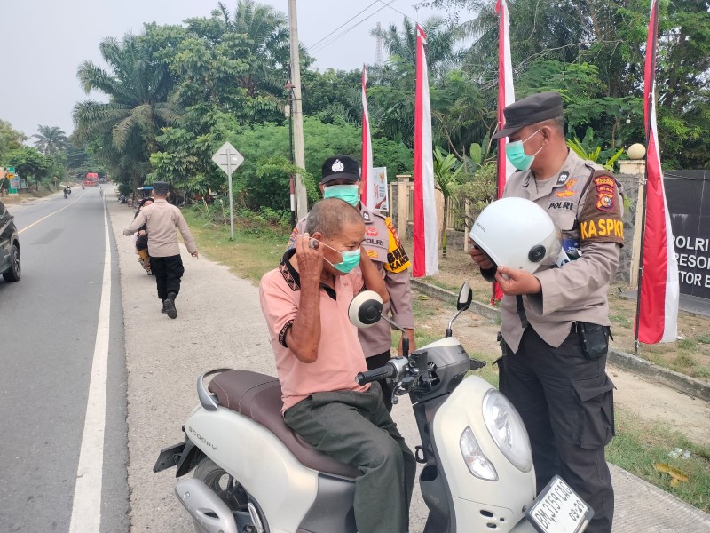 Peduli Kesehatan Warga, Polsek Bandar Sei Kijang Bagikan Masker ke Pengguna Jalan di Jalintim