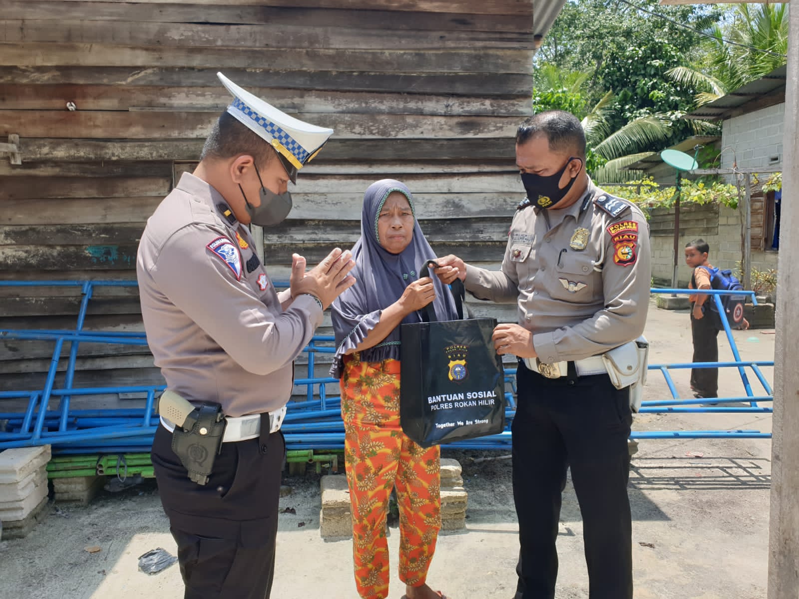 Lagi lagi Kapolres Rohil Bagikan Sembako Bantu Masyarakat Pasca Penyesuaian Harga BBM