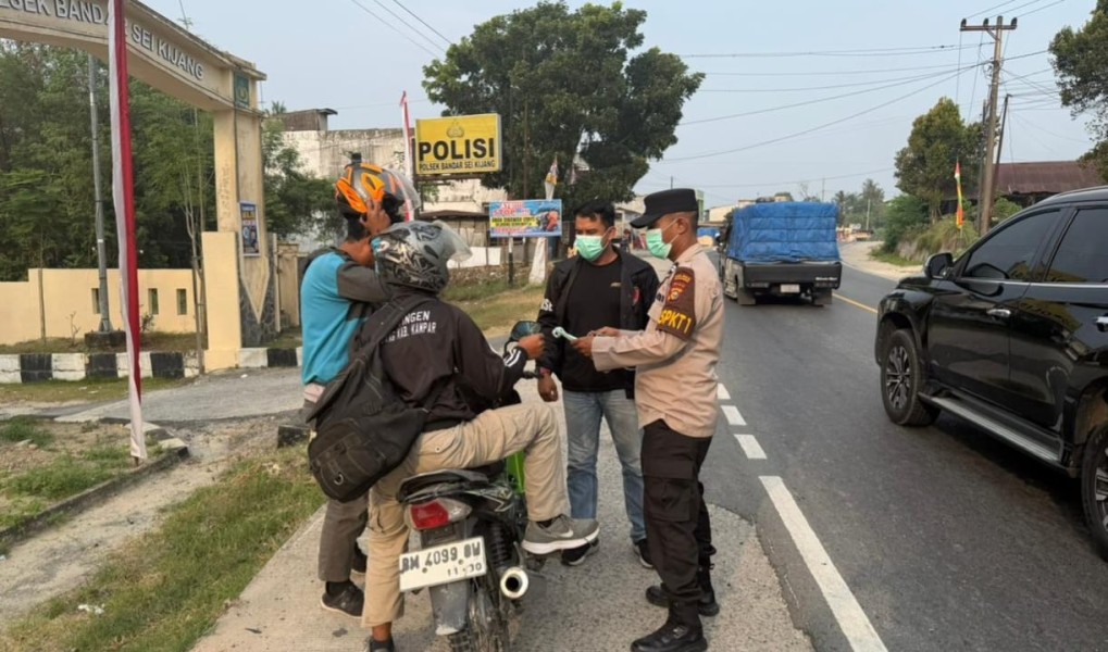 Polsek Bandar Sei Kijang Kembali Bagi-Bagi Masker Gratis, Antisipasi Dampak Kabut Asap Karhutla di Pelalawan