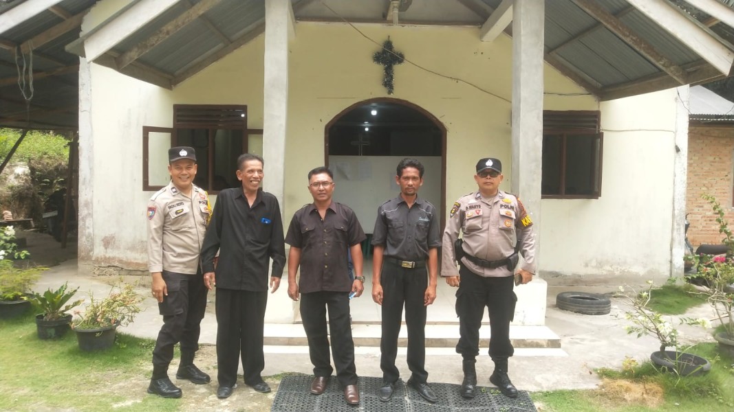 Polsek Bandar Sei Kijang Laksanakan Sterilisasi dan Pengamanan Giat Ibadah Jumat Agung di Gereja