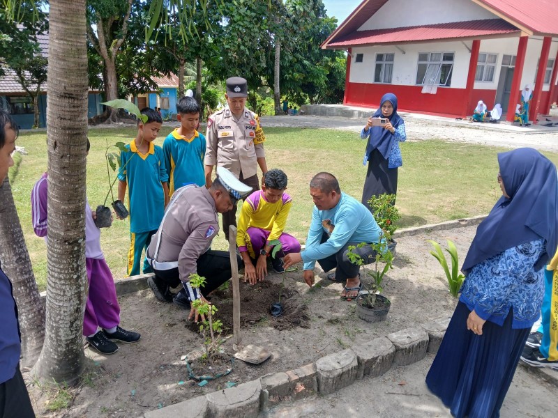 *Polsek Bandar Sei Kijang Laksanakan Sosialisasi Ops Patuh Lancang Kuning 2025 dan Penanaman Bibit Pohon di SMP N 001 Bandar Sei Kijang*