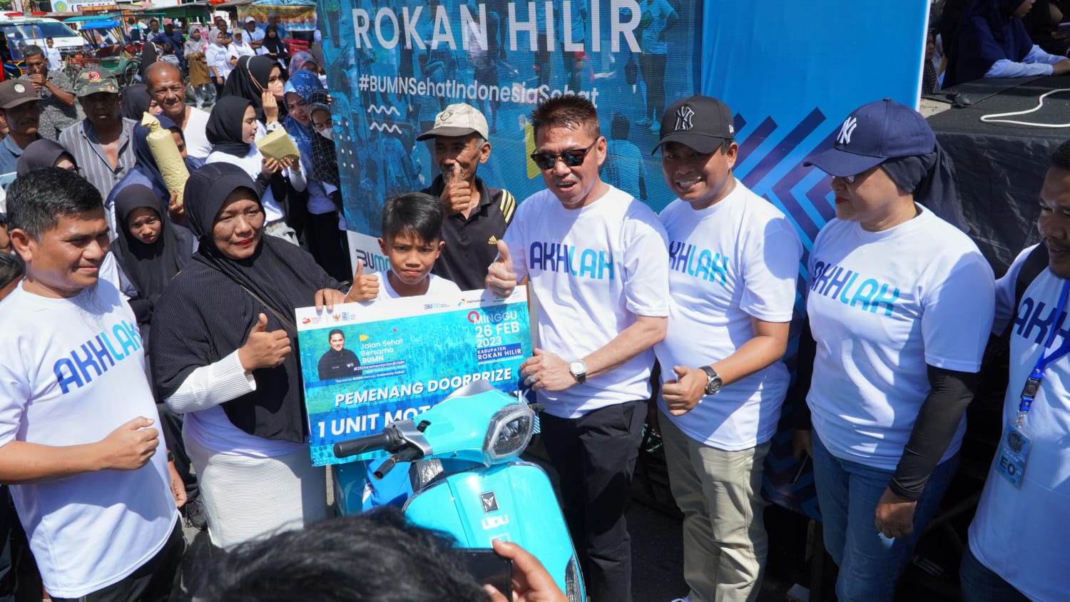 Dihadiri Ribuan Peserta, Bupati Rohil Lepas Jalan Sehat Bersama BUMN