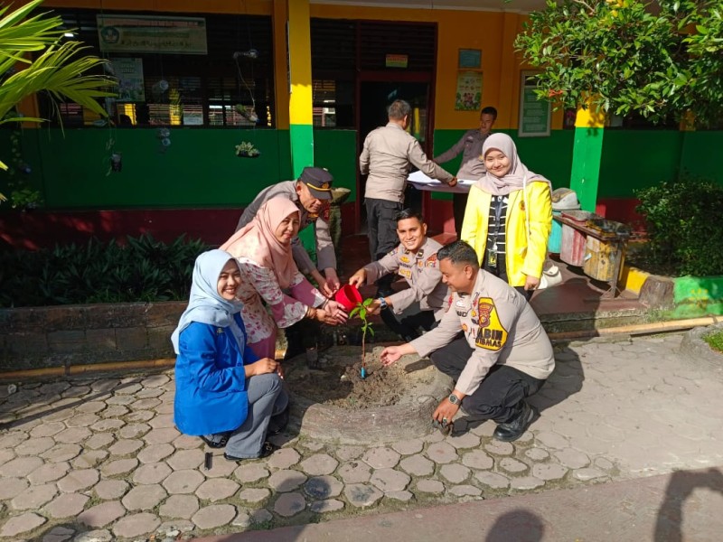 Program Green Policing, Polda Riau Dan Cipayung Plus Sosialisasikan Program Kapolda Riau Di SMAN 7 Pekanbaru