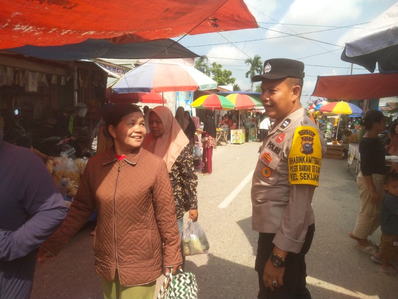 *Bhabinkamtibmas Polsek Bandar Sei Kijang Laksanakan Patroli dan Himbauan di Pasar Sekijang*