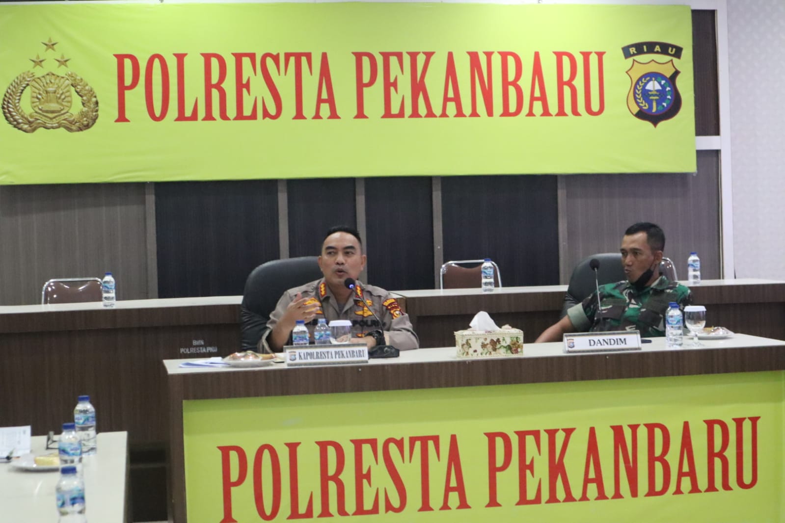 Polresta Pekanbaru Gelar Rapat Penanganan Dan Antisipasi Lonjakan Covid - 19 Di Kota Pekanbaru