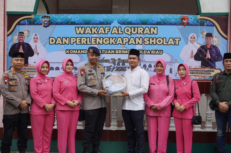 Jelang Ramadhan, Brimob Polda Riau laksanakan penyerahan Waqaf Al - Quran dan perlengkapan Sholat ke Masjid