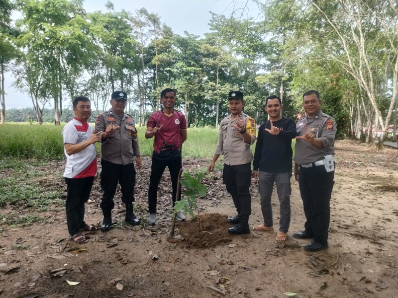 Polsek Bandar Sei Kijang Tanam Pohon Sengon dan Matoa di Kantor Camat, Dukung Program Green Policing Polres Pelalawan