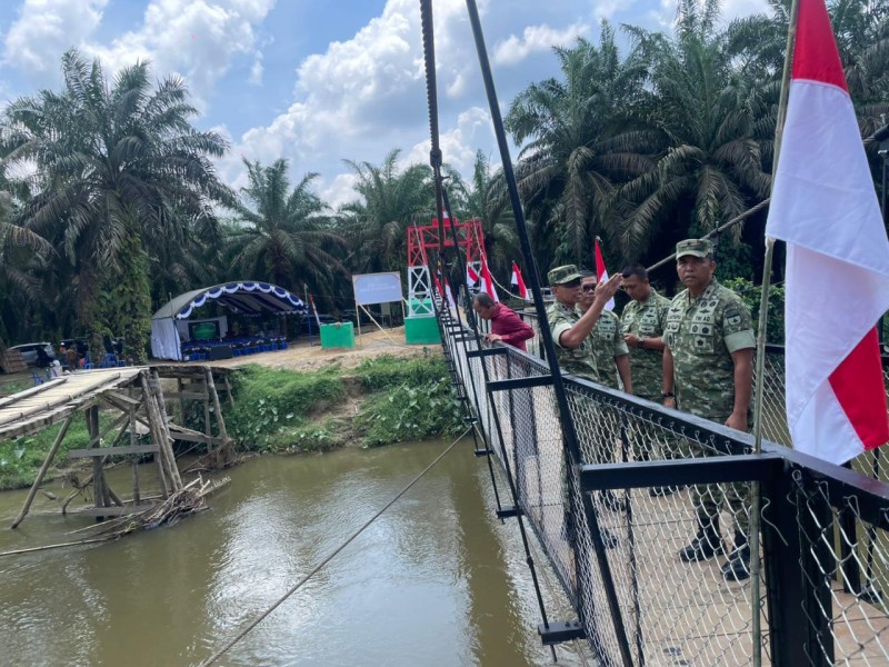Danrem 031/WB Brigjen TNI Dr Agustatius Sitepu, S.Sos.,M.Si.,M.Han Launching 200 Titik Jembatan Garuda, Wujud TNI AD Hadir Buka Akses Desa Terisolir di Riau