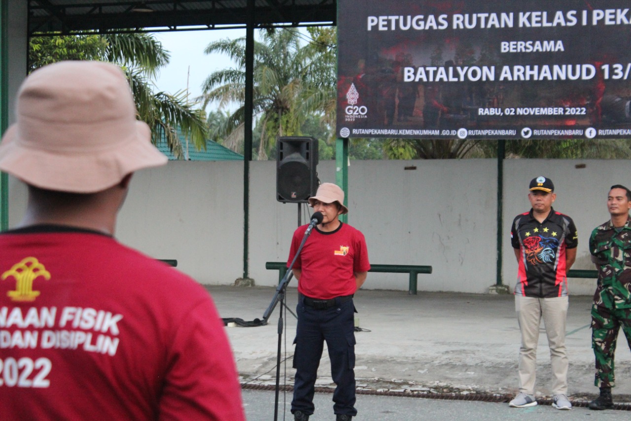 “Lebih Baik Letih Saat Latihan daripada Menyerah dalam Bertugas” Rutan Kelas I Pekanbaru Laksanakan Pembinaan Fisik Mental dan Disiplin (FMD) bagi Petugas