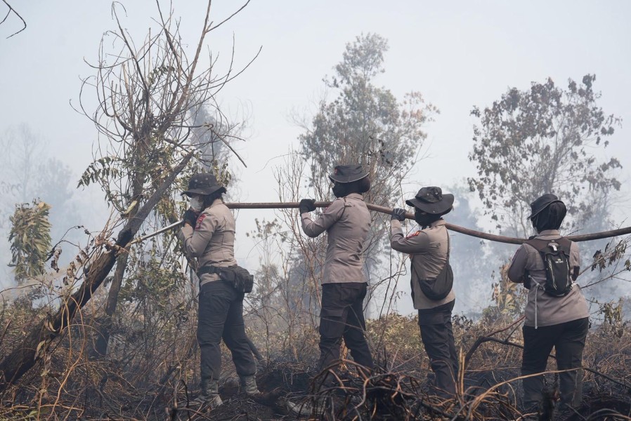 Tak Gentar Hadapi Asap, Polwan Brimob Polda Riau Turun ke Garis Depan Padamkan Karhutla di Kampar