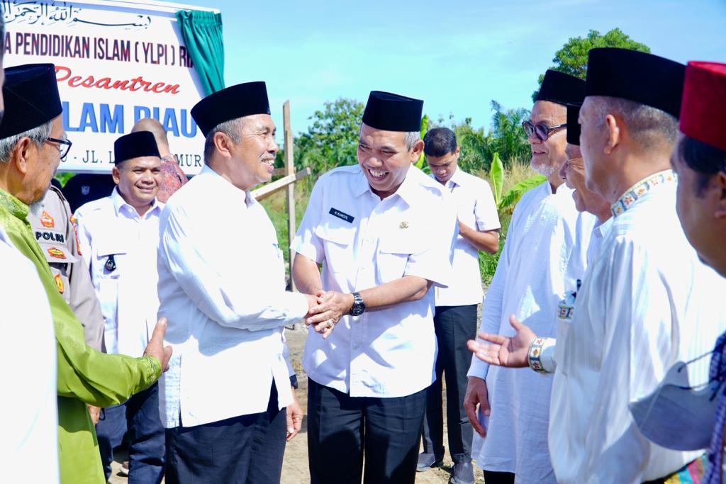 Bersama Gubernur Riau, Pj Bupati Kampar Letakkan Batu Pertama Pembangunan Ponpes Ma'had Islam Di Desa Pangkalan Baru Siak Hulu