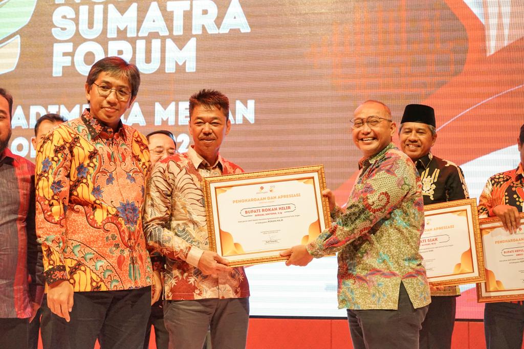 Berperan Aktif Beri Dukungan, Bupati Rohil Terima Penghargaan Dari SKK Migas