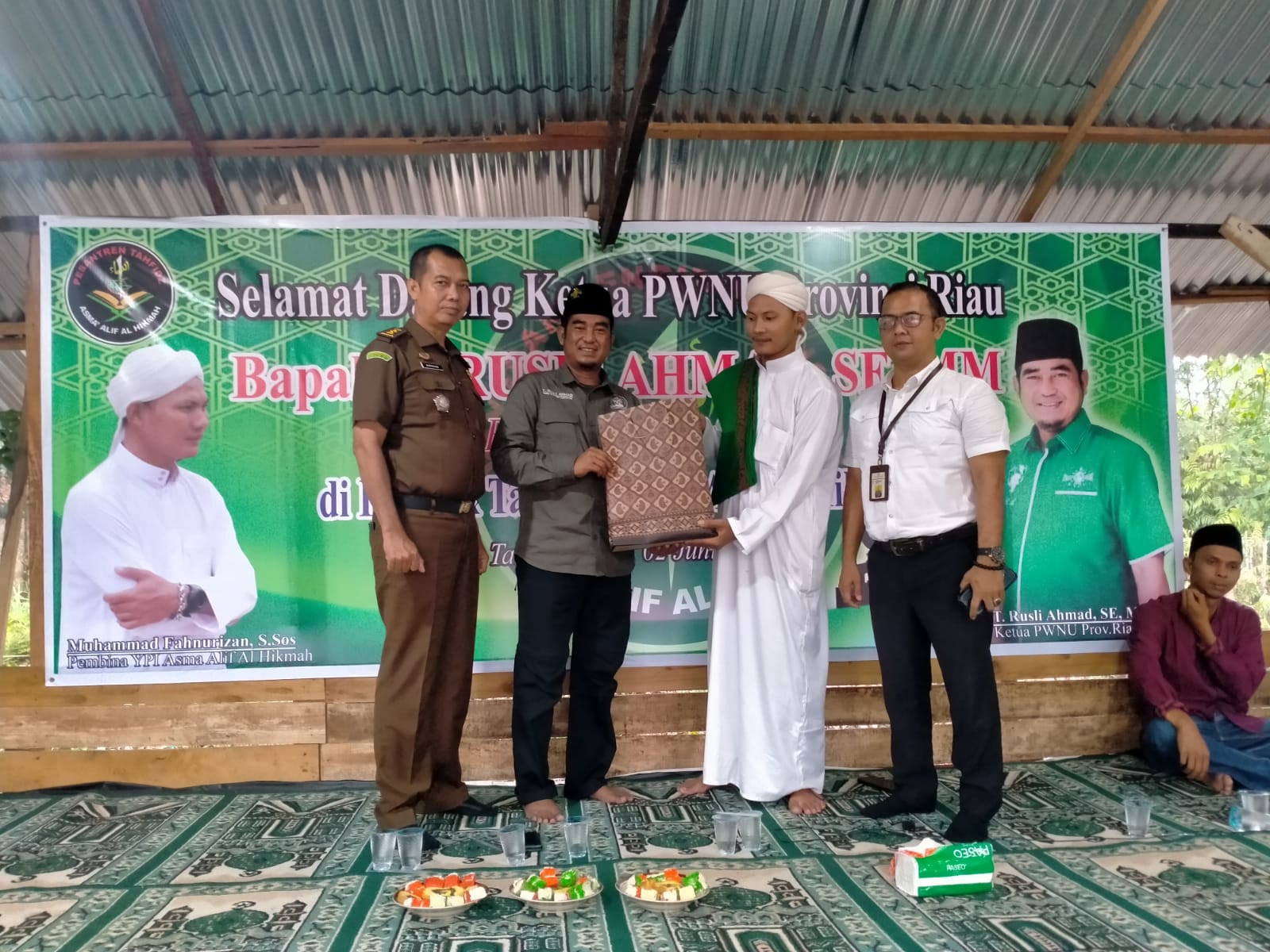 Realisasikan Janji, Ketua PW NU Riau T Rusli Ahmad Beserta Pengurus Serahkan Dana Bantuan Pelepasan Lahan Pondok Tahfidz Asma Alif Al Hikmah