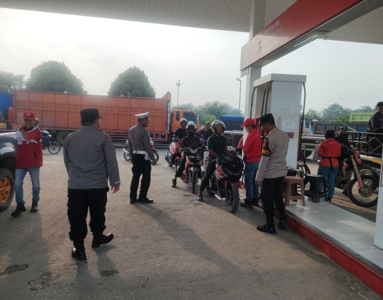 Polsek Bandar Sei Kijang Kembali Laksanakan Patroli KRYD, Meningkatkan Keamanan di SPBU