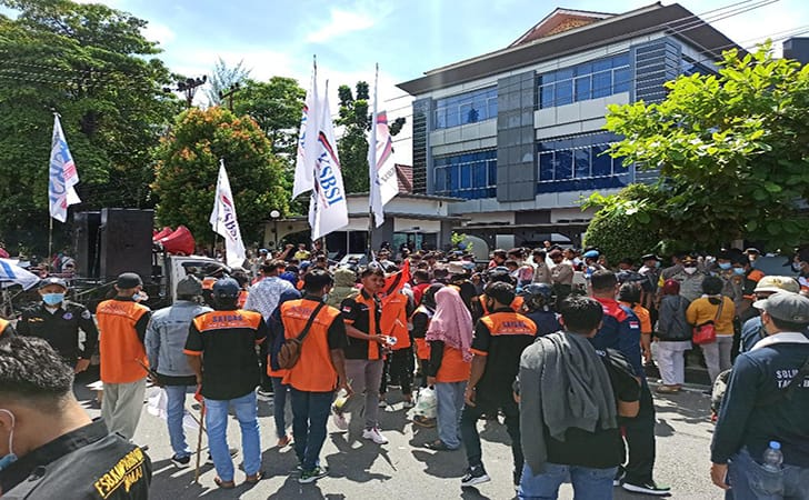 UMK Naik Cuma Sedikit, Serikat Buruh Unjuk Rasa di Depan Kantor BPS Riau