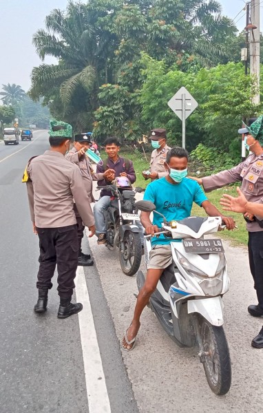 Polsek Bandar Sei Kijang Bagi-Bagi Masker Gratis, Antisipasi Dampak Kabut Asap Karhutla di Pelalawan