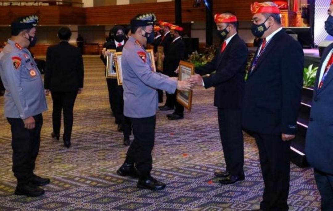 Berprestasi, Kapolri Beri Ditresnarkoba Polda Sumbar Penghargaan