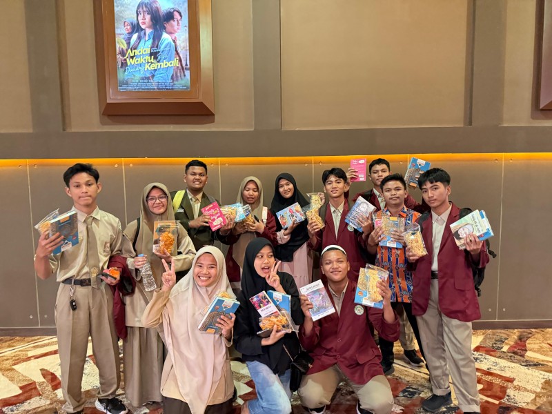 Rayakan Hari Anak Nasional NasDem Riau Bagikan Alquran,Buku dan Nobar  Film 