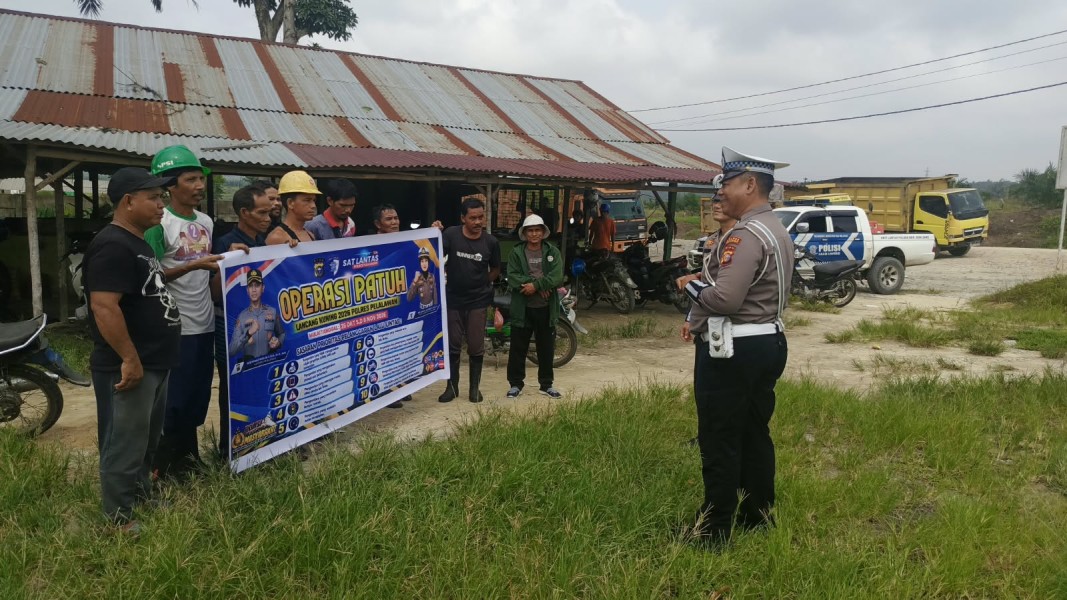 OPERASI PATUH LANCANG KUNING 2026, UNIT LANTAS POLSEK BANDAR SEI KIJANG BERIKAN HIMBAUAN KESELAMATAN KEPADA BURUH DAN SUPIR DI PT. MPS