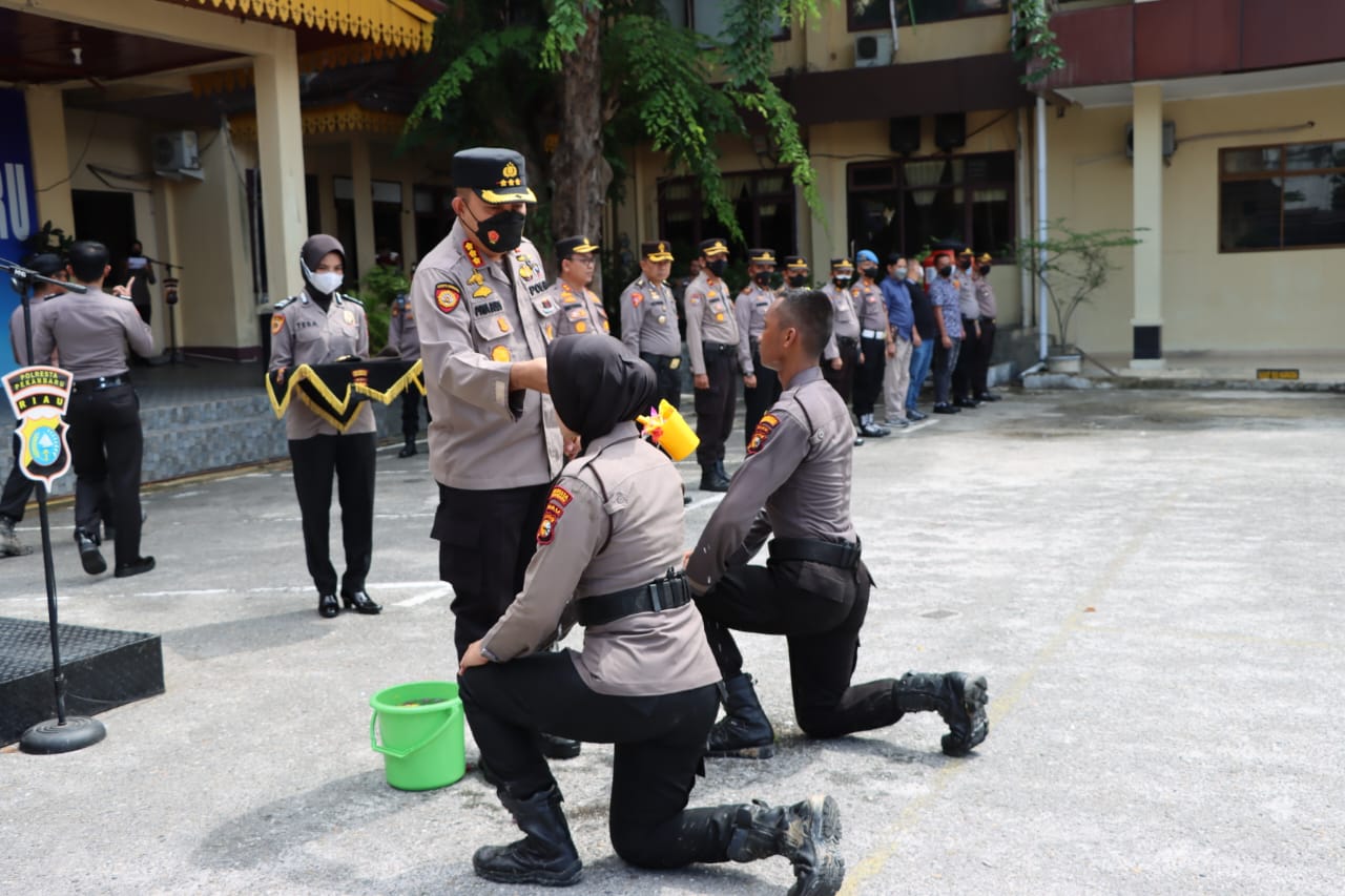 Polresta Pekanbaru Gelar Tradisi Pembaretan Personel Bintara Remaja