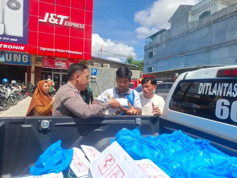 Berbagi Kepedulian Jelang Nataru, Ditlantas Polda Riau Gelar Jumat Barokah dan Edukasi Keselamatan
