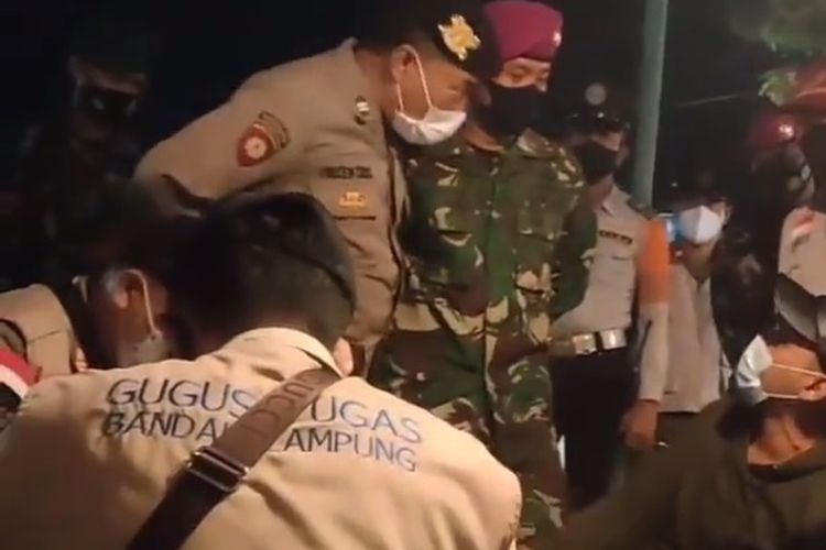 Polisi Dibentak Pedagang Angkringan Saat Razia PPKM Darurat, Pedagang : Bapak Masih Gajian