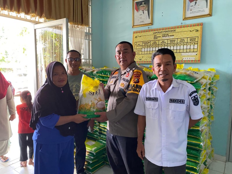 *Polres Pelalawan Gelar Operasi Pasar Pangan Murah di Tiga Lokasi*