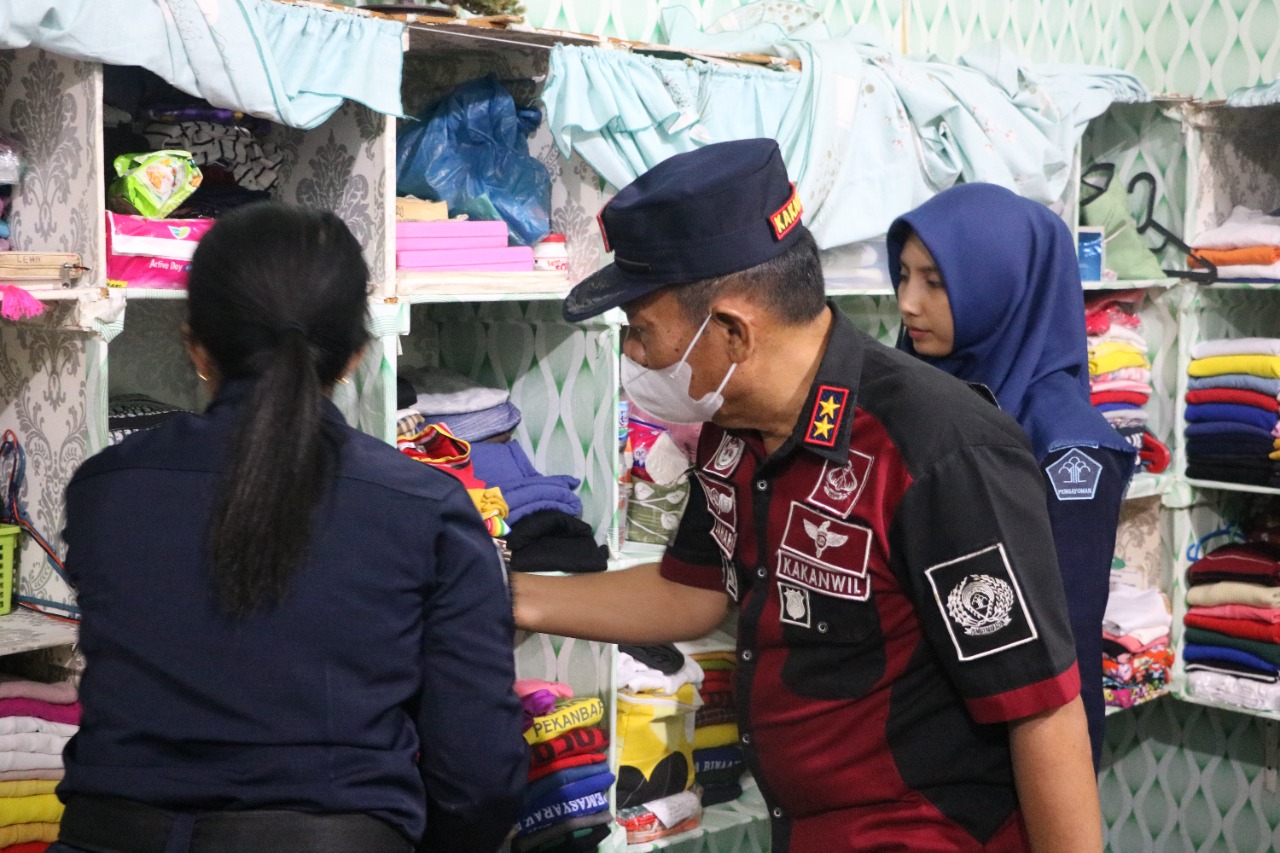 Jelang Nataru, Kakanwil Kemenkumham Riau Razia Blok Hunian WBP Lapas Perempuan Pekanbaru