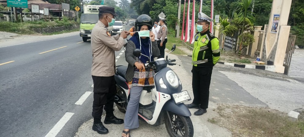 Polsek Bandar Sei Kijang Kembali Bagikan Masker Gratis Kepada Pengguna Jalan di Depan Mapolsek