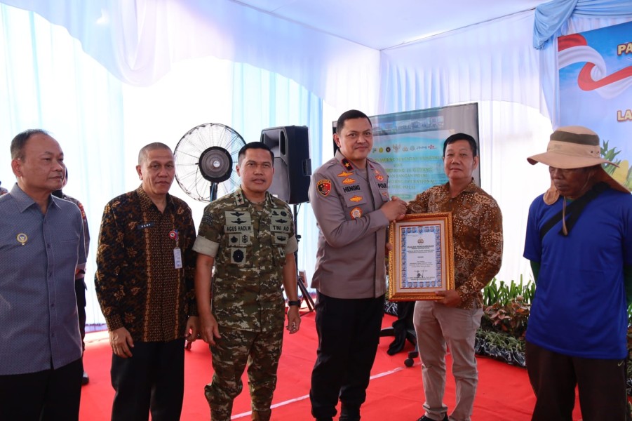 Pangdam XIX Tuanku Tambusai Hadiri Panen Raya Jagung Serentak di Pekanbaru