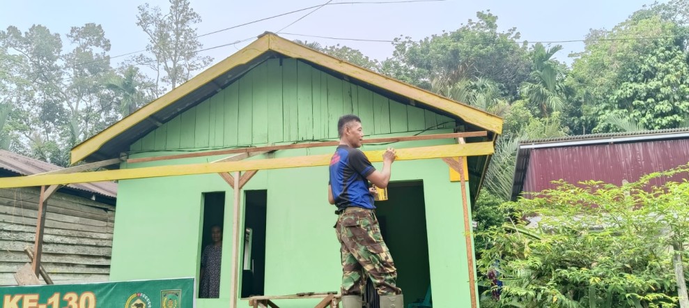 Demi Rumah Layak Bagi Warga Keritang, Kodim 0314/Inhil Tancap Gas Pembangunan RTLH Meski Diguyur Hujan